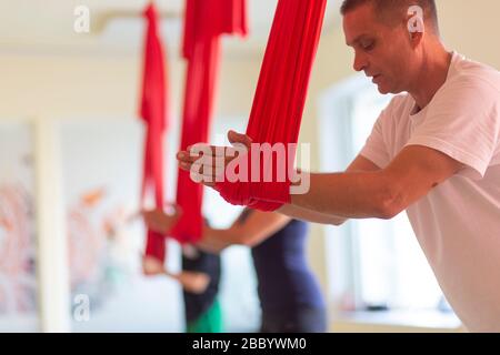 Lezione di yoga aerea in corso Foto Stock