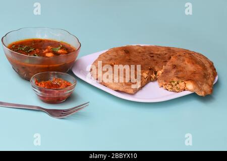 Pane piatto indiano - Alo Kulcha con Choley o pane farcito di patate o Aloo farcito paratha con ketchup di pomodoro, ceci bianche e sottaceti - immagine. Foto Stock