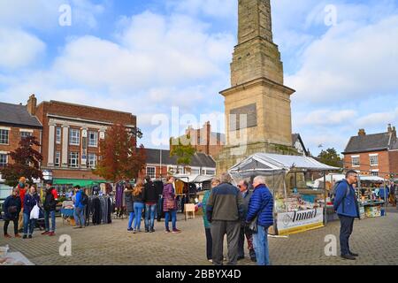 gente che acquista a ripon piazza del mercato yorkshire regno unito Foto Stock