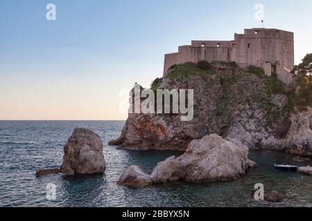 Il Forte Lovrijenac o la Fortezza di San Lorenzo è una fortezza fuori dalle mura occidentali della città di Dubrovnik in Croazia. Foto Stock