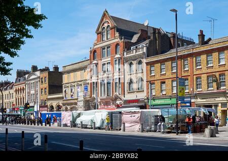 Whitechapel Road and Market, East London UK, guardando verso l'ingresso della stazione Foto Stock