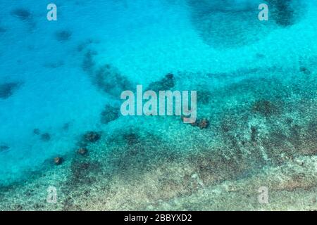 Golfo Persico, fondale roccioso è sotto acque blu poco profonde. Foto naturale. Vista dall'alto Foto Stock