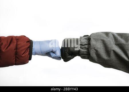 indossate guanti medici che si fermano al coronavirus covid-19 con testo su sfondo bianco Foto Stock