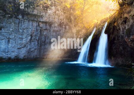 Sunbeams su una cascata stupefacente nei laghi di Plitvice. Parco Nazionale di Plitvice, Croazia. Fotografia di paesaggio Foto Stock