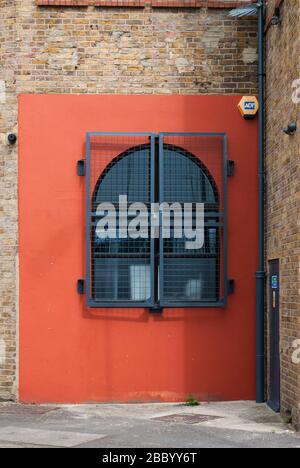 Finestra ad angolo dei laboratori su Canham Road/Warple Way/Stanley Gardens, East Acton, Londra, W3 Foto Stock