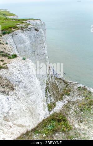 Bianche scogliere di dover con camminatori e viste Foto Stock