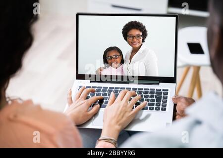 Vista ad angolo elevato della giovane coppia che usa il laptop insieme a casa Foto Stock
