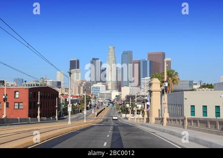 Skyline di Los Angeles. 1st strada che conduce al centro DI LA. Foto Stock