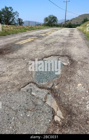 Buca road - danneggiata la superficie stradale in California, Stati Uniti d'America. Foto Stock