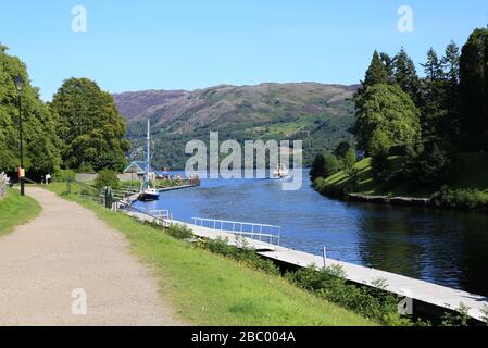 Il canale Caledoniano dove entra a Loch Ness a Fort Augustus, Scozia, Regno Unito. Foto Stock