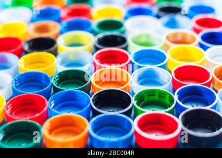 Struttura di tappi in plastica colorati. Vista dall'alto Foto Stock