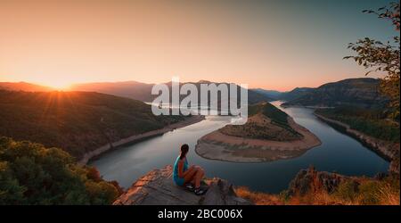 Bellissimo paesaggio estivo. Magnifico tramonto sul meandro del fiume Arda, Bulgaria. Foto Stock