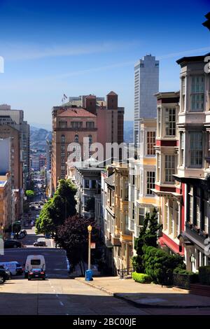 SAN FRANCISCO, STATI UNITI D'AMERICA - Aprile 8, 2014: la gente guida nelle ripide strade di San Francisco, Stati Uniti d'America. San Francisco è la quarta città più popolosa in California Foto Stock