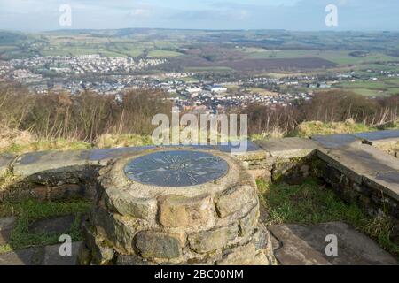 Topografia sulla cima del Chevin che domina la città di Otley e Lower Wharfedale nel West Yorkshire Foto Stock