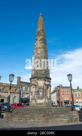 Il sostanziale obelisco di pietra o croce del mercato nel centro di Richmond nel North Yorkshire Foto Stock