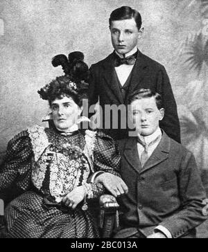 Winston Churchill con sua madre e suo fratello, Jack Churchill.1896 poco dopo la morte del padre. Foto Stock