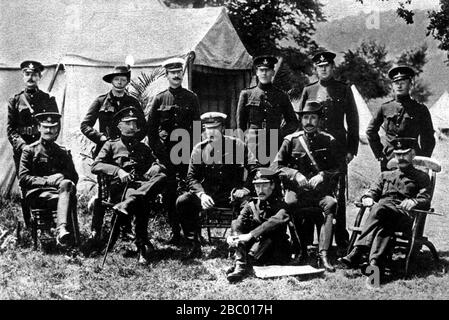 Winston Churchill con i suoi fratelli ufficiali nell'Oxfordshire e nel Buckinghamshire Hussars. Davanti al Duca di Marlborough: In alto a sinistra: Fratello Jack.1908. Foto Stock