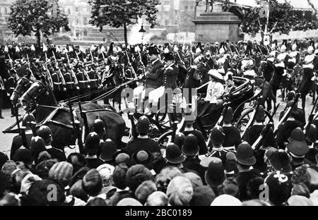 Winston Churchill con sua moglie, Clementine, guidare in un landau attraverso Trafalgar Square sulla loro strada per l'incoronazione del re George V.22 giugno 1911 Foto Stock