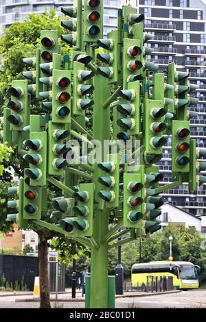 LONDRA, Regno Unito - 8 LUGLIO 2016: Traffic Light Tree Sculpture in Poplar District, Londra, Regno Unito. La scultura pubblica è stata creata dallo scultore francese Pierre viv Foto Stock