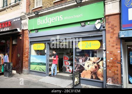 LONDRA, Regno Unito - 7 LUGLIO 2016: I clienti visitano il negozio di alimentari Budgens a Londra. Budgens fa parte del Gruppo Booker che appartiene a Tesco. Foto Stock