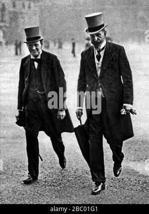 Winston Churchill con l'ex primo Signore di Mare, Principe Luigi di Battenberg. Parata delle Guardie dei cavalli 1914 Foto Stock