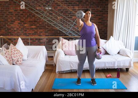 Più dimensione femminile vlogger autoisolamento esercizio a casa Foto Stock