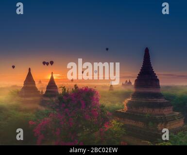 Bollature all'alba su bellissime pagode a forma di campana Bagan Myanmar Foto Stock