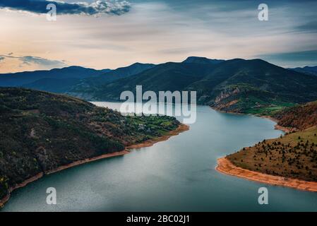 Mattina di primavera lungo il fiume Arda, Rhodope Mountains, Bulgaria Foto Stock