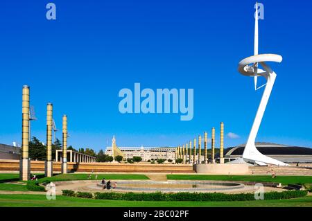 BARCELLONA, SPAGNA - 17 AGOSTO: Vista del Parco Olimpico il 17 agosto 2014 a Barcellona, Spagna, formata dalla Torre delle Comunicazioni Montjuic, il Palau Foto Stock