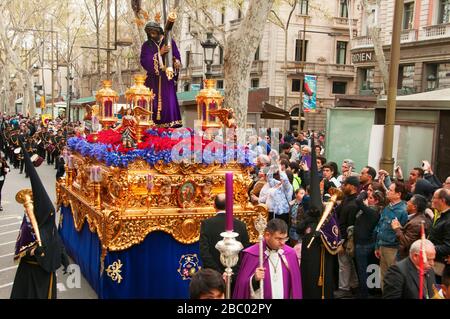 BARCELLONA, SPAGNA - 3 APRILE: Il galleggiante con l'immagine di Gesù del Gran Poder durante la processione del Venerdì Santo il 3 aprile 2015 a Barcellona, Spagna. T Foto Stock