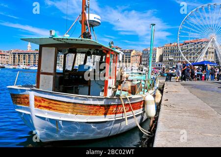 MARSIGLIA, FRANCIA - 17 MAGGIO: Atmosfera domenicale al Porto Vecchio il 17 maggio 2015 a Marsiglia, Francia. E' un porto affollato, usato come porto turistico e come termina Foto Stock