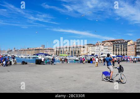 MARSIGLIA, FRANCIA - 17 MAGGIO: Atmosfera domenicale al Porto Vecchio il 17 maggio 2015 a Marsiglia, Francia. E' un porto affollato, usato come porto turistico e come termina Foto Stock