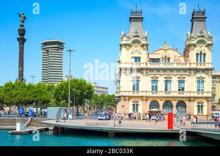 BARCELLONA, SPAGNA - 4 LUGLIO: Port Vell e Monumento a Colombo il 4 luglio 2015 a Barcellona, Spagna. E' un monumento alto 60 metri per Christopher Columb Foto Stock