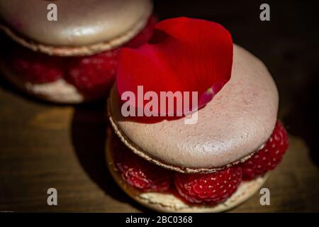 Macaron con lamponi Foto Stock