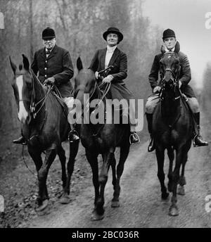 Winston Churchill caccia a cavallo con il cinghiale del Duca di Westminster in Normandia. Con lui: La signora Churchill e il figlio Randolph.20 gennaio 1933 Foto Stock