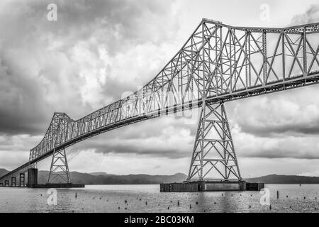 Ponte Astoria-Megler che attraversa il fiume Columba in Oregon Foto Stock