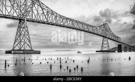 Ponte Astoria-Megler che attraversa il fiume Columba in Oregon Foto Stock