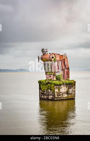 Caldaia UN residuo di White Star Cannery ad Astoria, Oregon, in una mattina nebbia Foto Stock