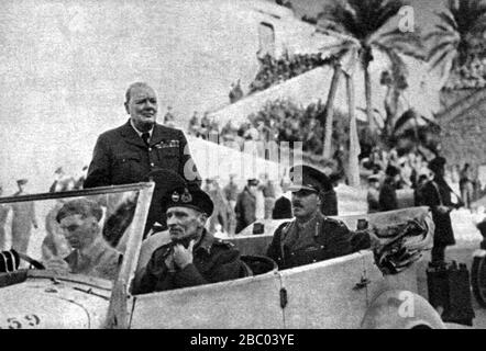 Winston Churchill a Tripoli, Libia, con il generale Montgomery e Sir Oliver Lees.8 febbraio 1943. Foto Stock