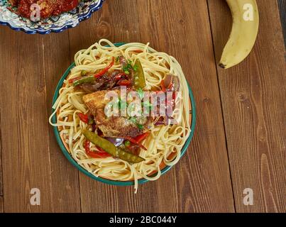 Branzino fritto con spaghetti al pesto da chiudere Foto Stock