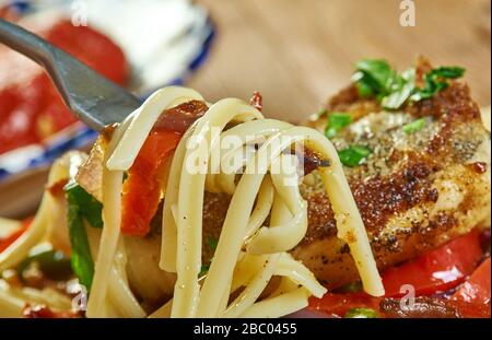 Branzino fritto con spaghetti al pesto da chiudere Foto Stock