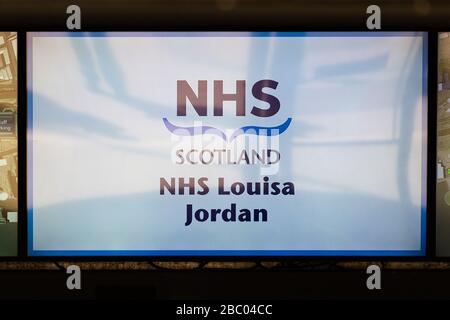 Glasgow, Scozia, Regno Unito. 2nd Apr, 2020. Cartello NHS Louisa Jordan che mostra l'ingresso all'ospedale temporaneo della Scozia durante la costruzione Credit: Kay Roxby/Alamy Live News Foto Stock