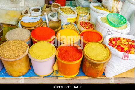 Spezie colorate e verdure secche in mostra: street scene nel distretto di Mahipalpur, un sobborgo vicino all'aeroporto di Delhi a Nuova Delhi, capitale dell'India Foto Stock