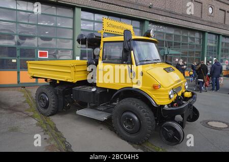 03 ottobre 2018. Extertal, Renania Settentrionale-Vestfalia, Germania. Unimog. Giallo Foto Stock