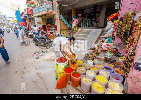 Spezie colorate e verdure secche in mostra: street scene nel distretto di Mahipalpur, un sobborgo vicino all'aeroporto di Delhi a Nuova Delhi, capitale dell'India Foto Stock