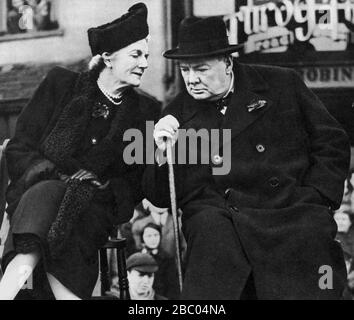 Winston Churchill con sua moglie che partecipa a una celebrazione nazionale di ringraziamento a Westerham, vicino a Chartwell. 10 novembre 1945 Foto Stock