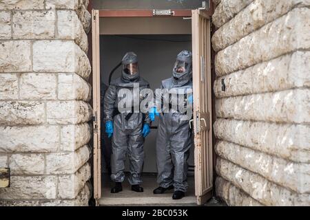 Gerusalemme, Israele. 02nd Apr, 2020. I membri dell'Hevrat Kadisha, un'organizzazione ebraica che prepara i corpi degli ebrei defunti per la sepoltura, predispongono l'accoglienza dei corpi degli israeliani che rimpatriarono dopo la loro morte in Francia dopo aver contratto il coronavirus. Credit: Ilia Yefimovich/dpa/Alamy Live News Foto Stock