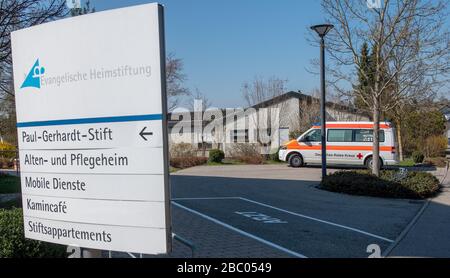 Giengen an Der Brenz, Germania. 02nd Apr, 2020. Un'ambulanza è parcheggiata di fronte alla Fondazione Paul Gerhardt della fondazione protestante casa. Molti residenti di questa vecchia gente e casa di cura sono stati malati con Covid-19. Credito: Stefan Puchner/dpa/Alamy Live News Foto Stock