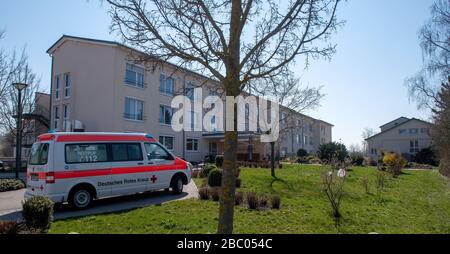 Giengen an Der Brenz, Germania. 02nd Apr, 2020. Un'ambulanza è parcheggiata di fronte alla Fondazione Paul Gerhardt della fondazione protestante casa. Molti residenti di questa vecchia gente e casa di cura sono stati malati con Covid-19. Credito: Stefan Puchner/dpa/Alamy Live News Foto Stock