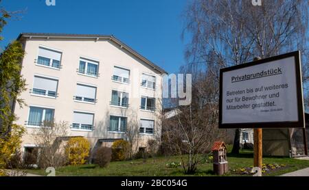 Giengen an Der Brenz, Germania. 02nd Apr, 2020. Un segno vieta di entrare nei terreni della Paul-Gerhardt-Stift della Fondazione evangelica Casa. Molti residenti di questa vecchia gente e casa di cura sono malati con Covid-19. Credito: Stefan Puchner/dpa/Alamy Live News Foto Stock